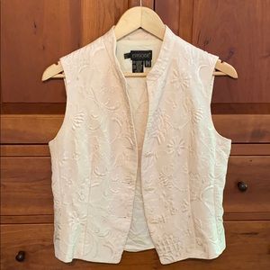 Episode floral baroque top. Sleeveless, cream. 8